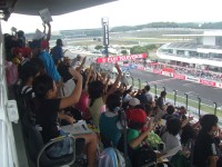司会者の呼びかけに応える児童たち