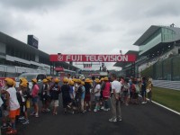 ピットウォークの順番を待つ児童たち