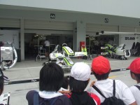 ブラウンＧＰチームピット前
