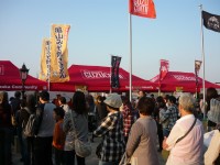 ご当地グルメに長蛇の列！